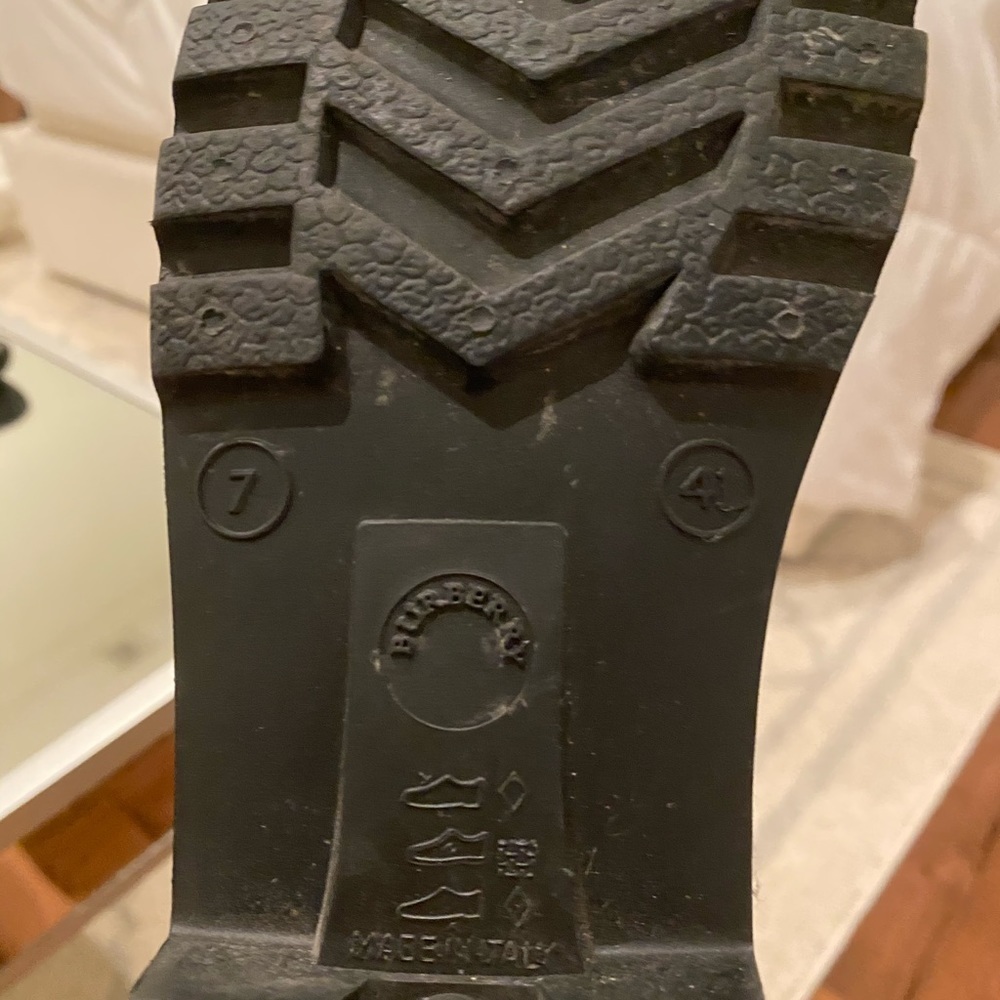 Burberry rain boots - Picture 3 of 3